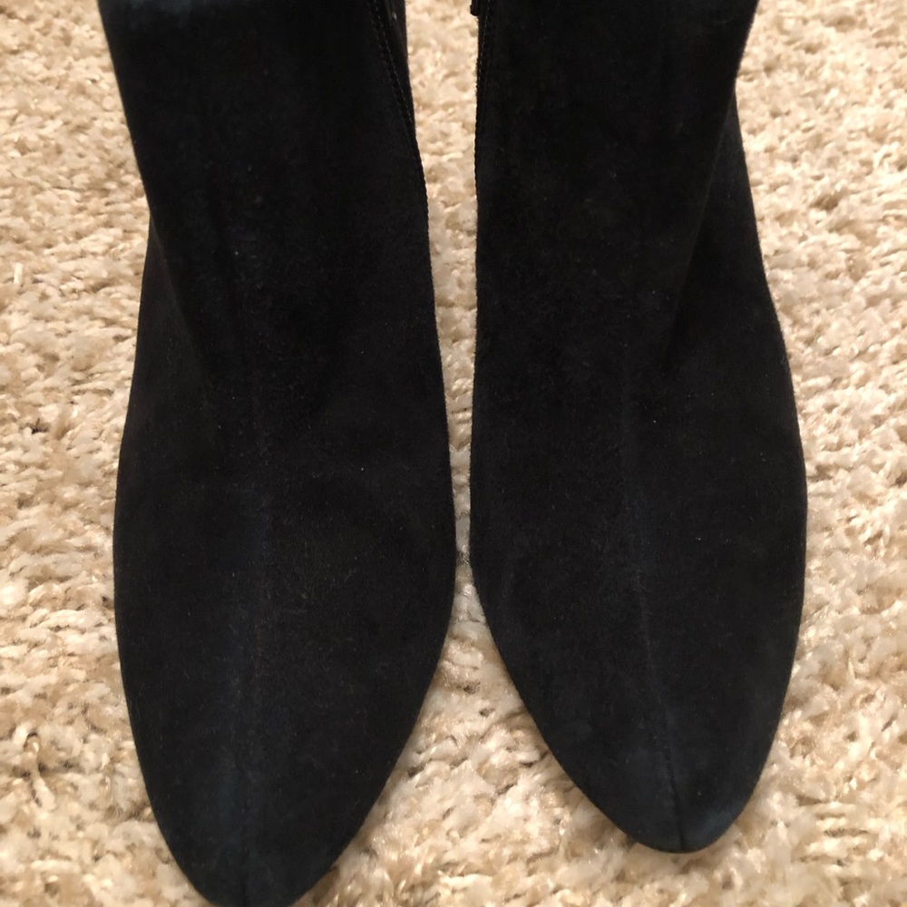 Moda black suede ankle booties